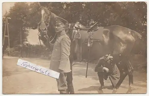 Foto Ak  zwei Offiziere mit schönen Rasse Pferd Ausrüstung 1 Wk WW1 (A2294