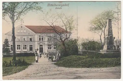 Kolorierte Ak Mittelherwigsdorf bei Zittau Schule Personen um 1910   A2797
