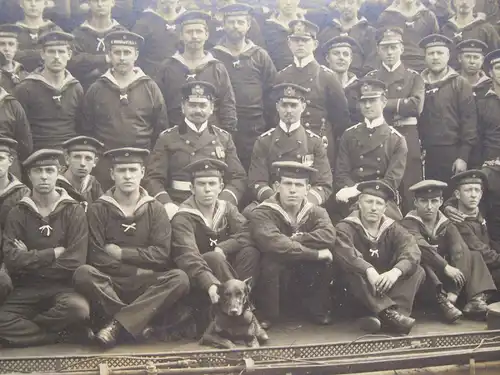 Pappfoto Matrosen IV Halbflotille Kapitän Ordensspange Marine 1909 Wilhelmshaven