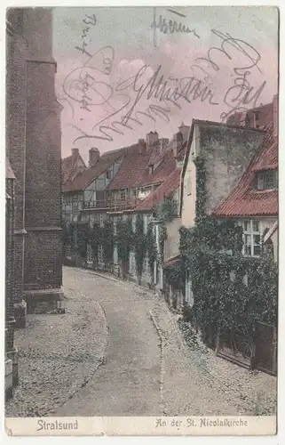 Kolorierte Ak Stralsund An der St. Nicolaikirche 1907 Straße Gasse ! (A1839