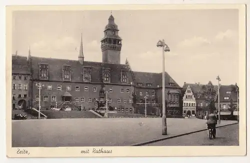 Ak Zeitz Platz mit Rathaus Radfahrer 1943 Feldpost ! (A1533