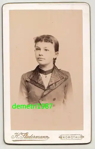 CdV Foto hübsches Mädchen in feiner Garderobe um 1890 Komotau Böhmen !