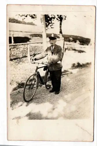 Foto Ansichtskarte Mann/ Herr mit Fahrrad