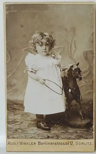 CDV Foto kleines Kind mit Spielzeug Pferd 1900er Winkler Görlitz