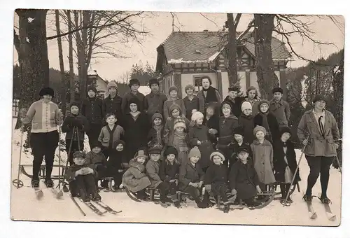 Foto Ak Kinder Familie Kindergarten Winter Schlitten fahren Skifahren