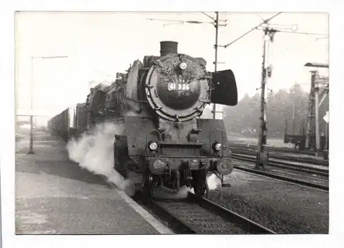 Foto DB 41 334 Dampflok Bw Köln-Eifeltor mit TEEM 5422 in Dülken 1968