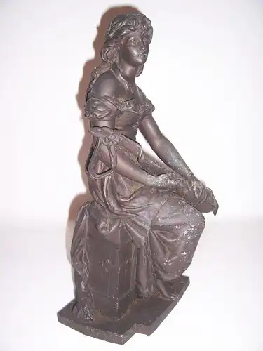 Uralte signierte Zinkguß Figur Mädchen mit Laute vor 1945 