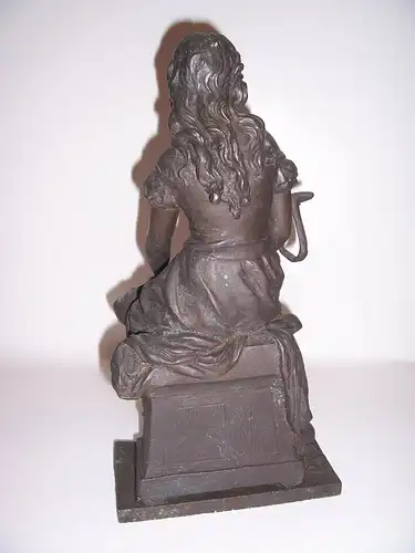 Uralte signierte Zinkguß Figur Mädchen mit Laute vor 1945