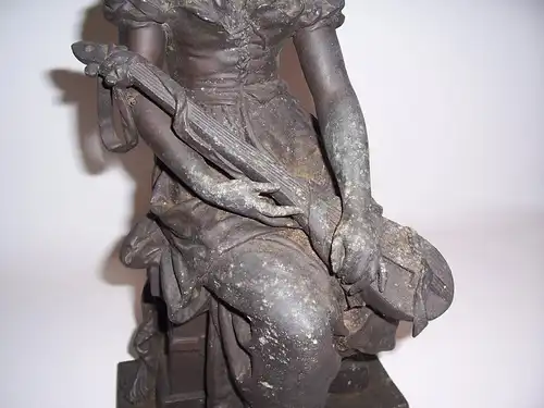 Uralte signierte Zinkguß Figur Mädchen mit Laute vor 1945 