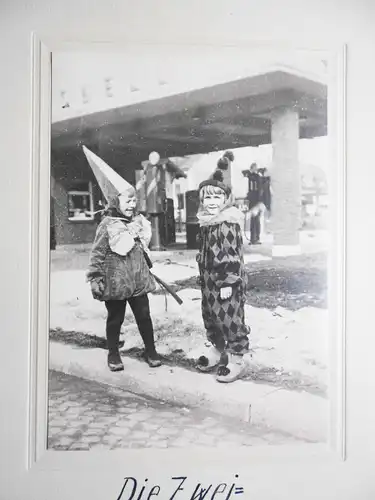 Foto 1931 kostümierte Kinder vor Shell Tankstelle Dresden Freital ! (D8