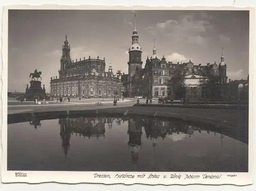 Ak Hahn 10881 Dresden Hofkirche mit Schloss u. König Johann Denkmal