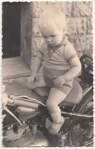 Foto Ak süßer Bube auf Motorrad 1930er vintage snapshort motorcycle boy (F2515