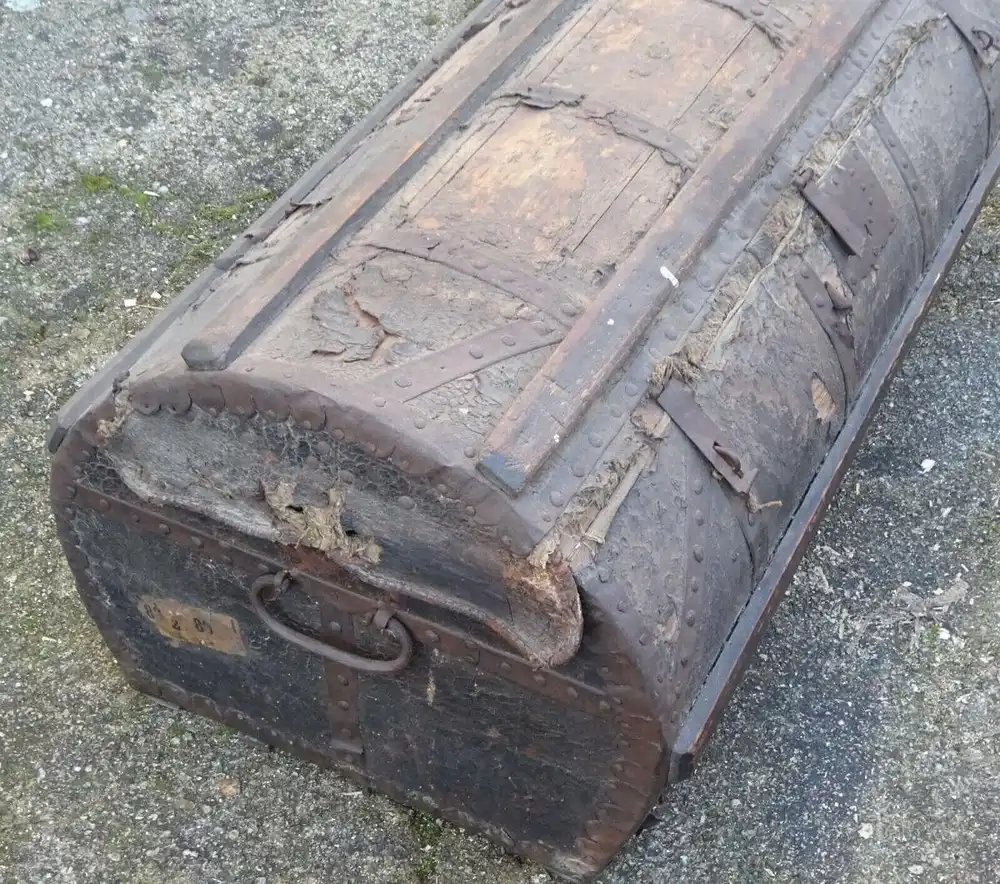 Barock Reisetruhe Holztruhe mit Leder und Eisenbeschläge um 1700 1