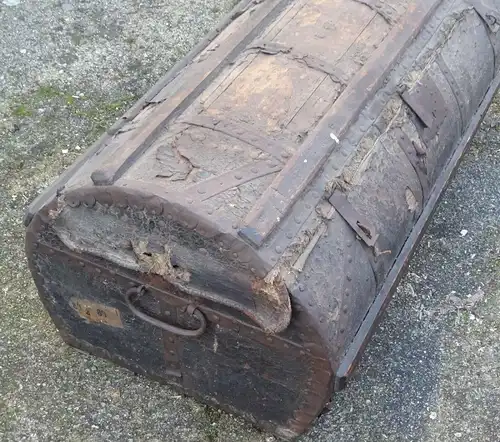 Barock Reisetruhe Holztruhe mit Leder und Eisenbeschläge um 1700