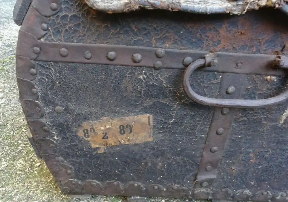 Barock Reisetruhe Holztruhe mit Leder und Eisenbeschläge um 1700 10