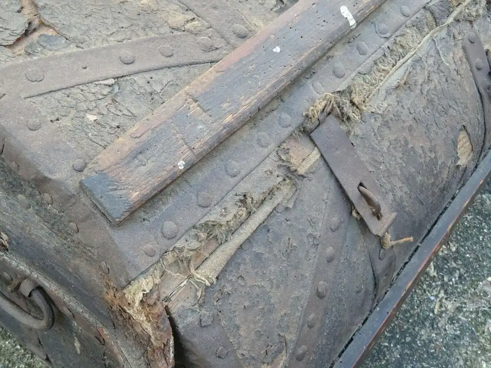 Barock Reisetruhe Holztruhe mit Leder und Eisenbeschläge um 1700 2