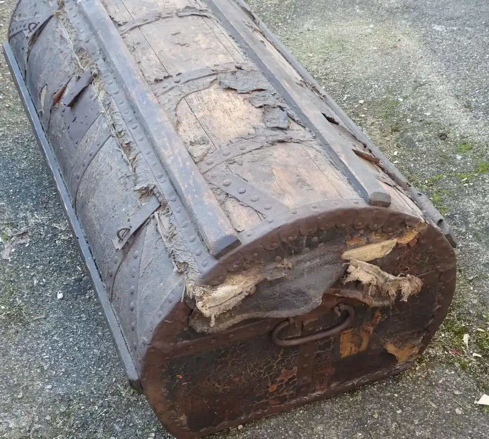 Barock Reisetruhe Holztruhe mit Leder und Eisenbeschläge um 1700 3