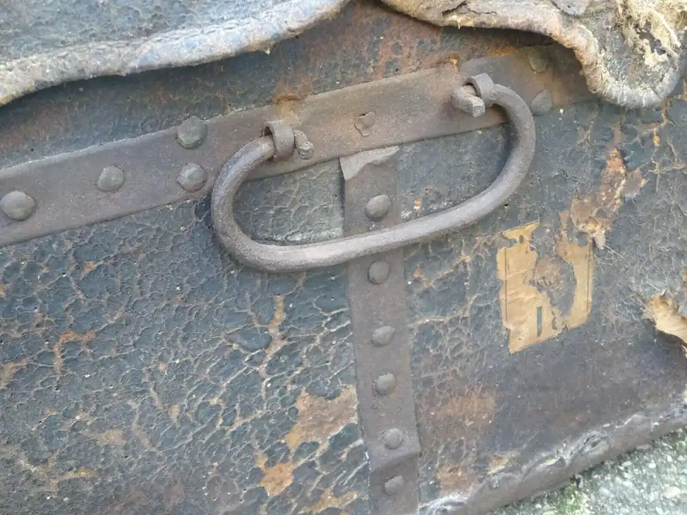 Barock Reisetruhe Holztruhe mit Leder und Eisenbeschläge um 1700 4