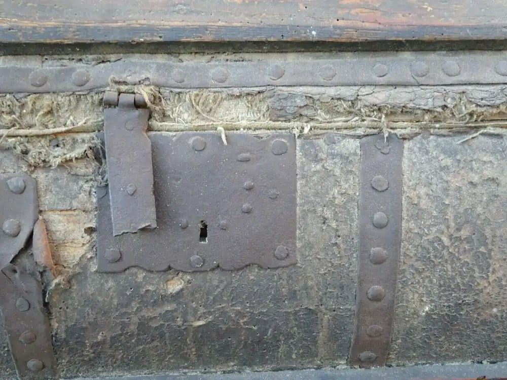 Barock Reisetruhe Holztruhe mit Leder und Eisenbeschläge um 1700 7