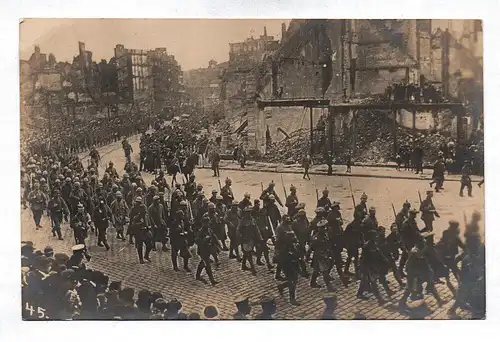 Foto Ak Maschierende Soldaten 1 Wk wohl Frankreich Feldzug 1915