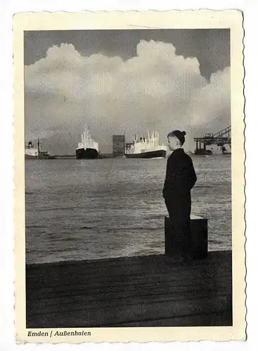 Ak Emden Niedersachsen Außenhafen Junge am Steg Meer 1964