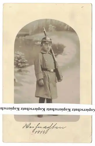 Foto Ak 1914 Weihnachten Bube in Uniform Pickelhaube Karabiner Patriotik (F2614