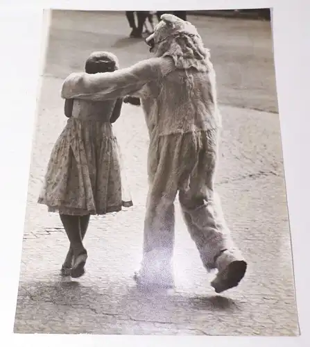 Fotografie Kind mit Eisbar 1960er vintage Foto