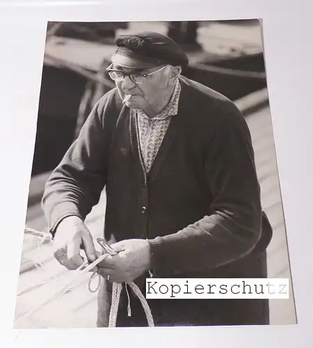 Fotografie alter Fischer knüpt Fischernetz Arbeit Alltag DDR 1960er Foto