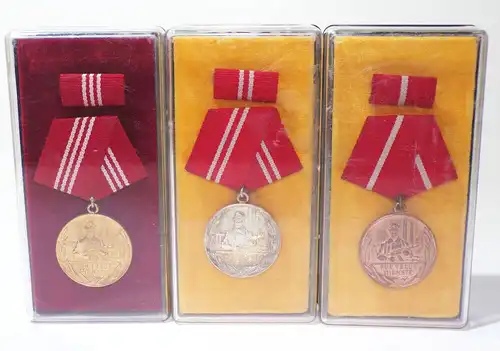 DDR Abzeichen Für treue Dienste Kampfgruppe 3 Stufen 