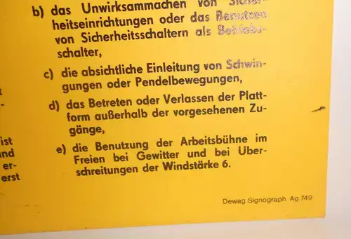 DDR Kunststoff Hinweisschild Warnschild Bedienungsanweisung Arbeitsbühne Dewag