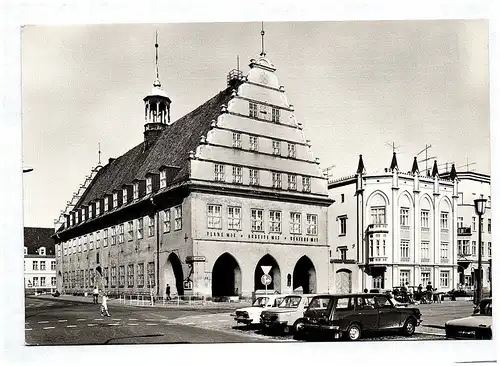 Foto Ak Greifswald Rathaus und Rats Apotheke am Platz der Freundschaft DDR Echtf