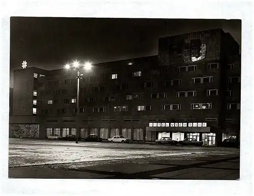 Foto Ak Hotel Vier Tore Neubrandenburg Das repräsentative Haus des Bezirkes DDR