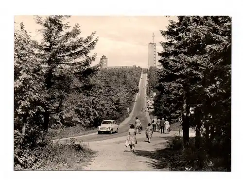 Ak Foto Blick zur Wetterwarte und Fichtelberghaus Oberwiesenthal Echtfoto DDR