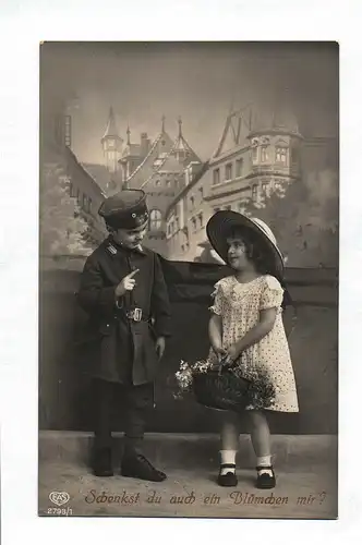 Ak Foto Künstlerkarte Kinder Schenkst du auch ein Blümchen mir? 1910