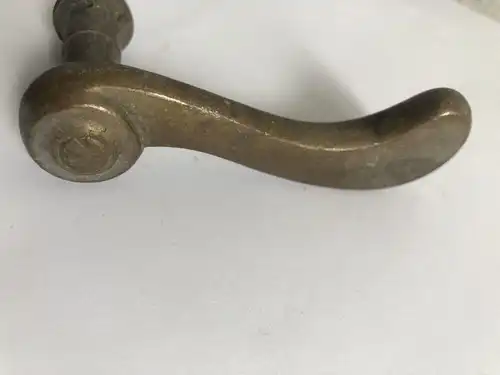 Antike Türklinke klein alt Türdrücker original Messing 9,4 cm