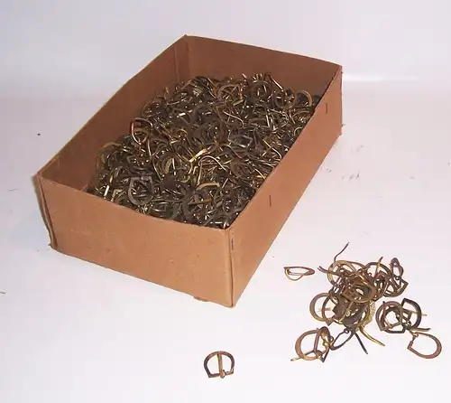Schachtel voll alter Metall Gürtelschnallen Bandschnallen Schnallen Accessoires 