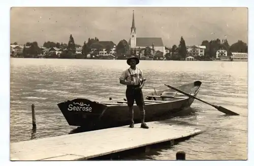 Foto Ak Mann mit bayrischer Lederhose und Boot Seerose am Wasser Motivkarte