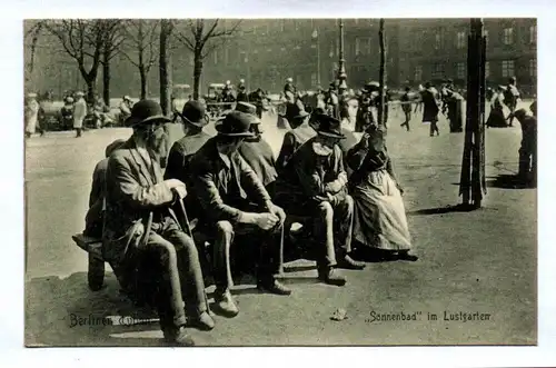 Foto Ak Sonnenbad im Lustgarten DR 1907 Motivkarte