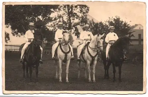 Foto Ak Pulsnitz Reiter geschmückte Pferde 1930er