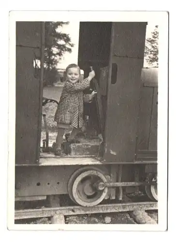 Fotografie kleines Kind in Feldbahn Eisenbahn Grubenbahn 1930er vintage