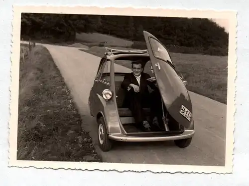 Foto Mann in BMW Isetta Kabinenroller um 1955 Oldtimer