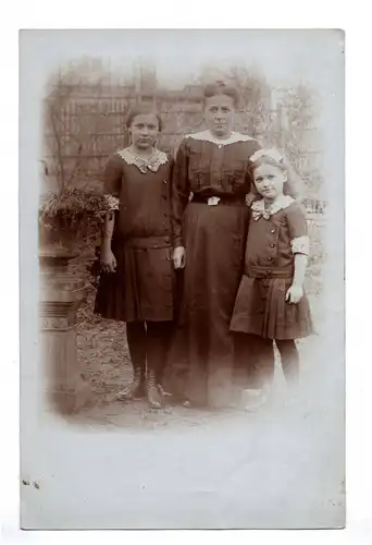 Foto Ak Mutter mit Töchtern Wohlau Schlesien 1916