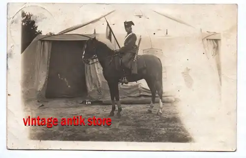Foto Ak Husar zu Pferde Karabiner Fahnen Lanze 1913 Zeithain 