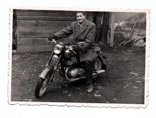 Foto Frau mit Jawa Motorrad 1950er