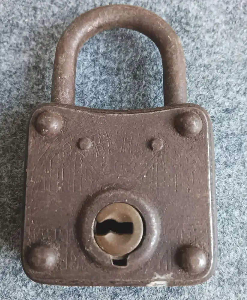Altes Vorhängeschloss antik Schloss Eisen klein 0