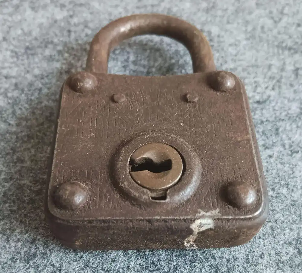 Altes Vorhängeschloss antik Schloss Eisen klein 1