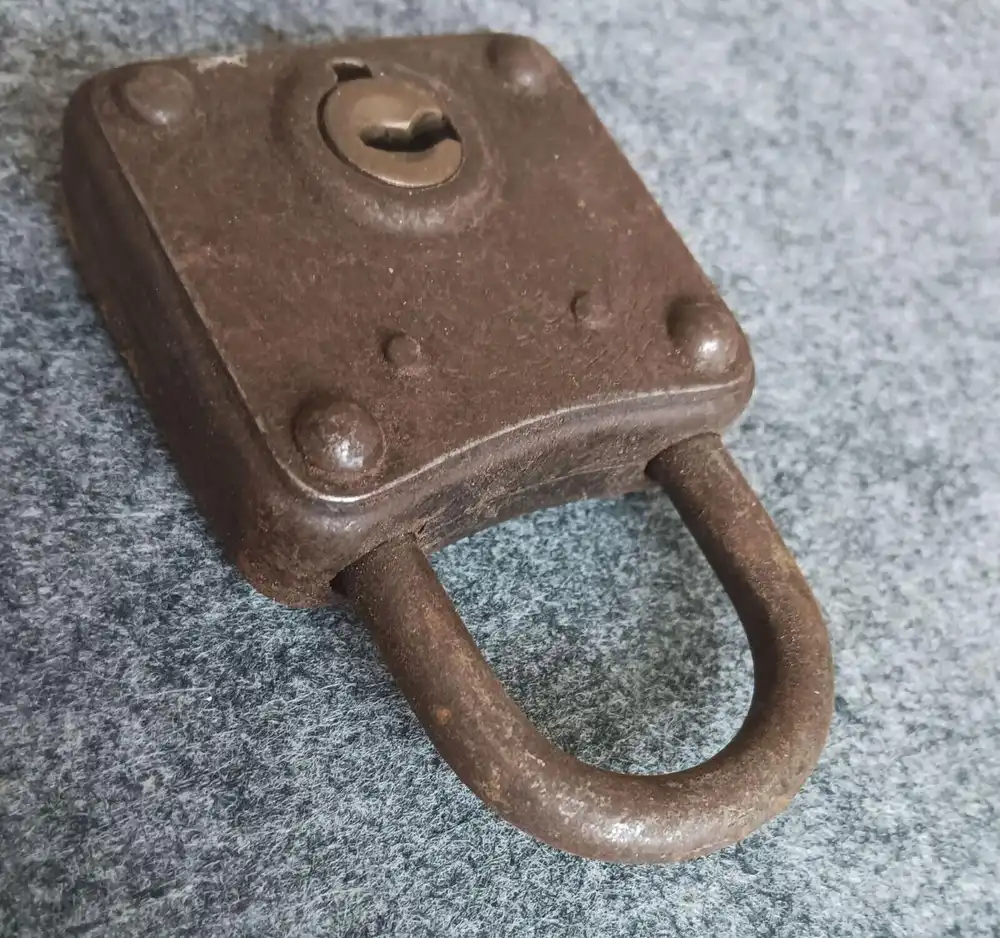 Altes Vorhängeschloss antik Schloss Eisen klein 2