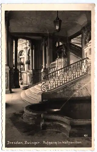 Foto Ak Dresden Zwinger Aufgang im Wallpavillon 1942 Knappe