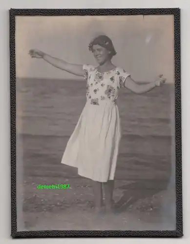 Verglastes Foto Karlshagen / Usedom 1927 deutsche Frau tanzt am Strand !