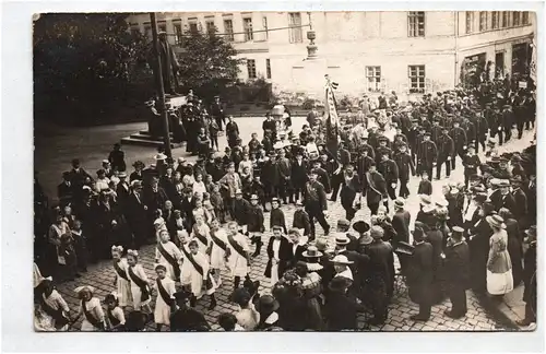 Foto Ak Festumzug wohl Reichthal Denkmal um 1920 Schlesien Rychtal Großpolen